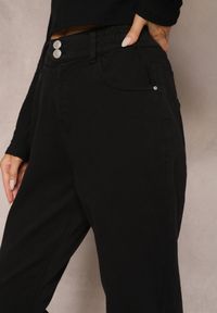 Renee - Czarne Jeansy Mom Fit z Wysokim Stanem i Gumką w Pasie Yvona. Okazja: na co dzień. Stan: podwyższony. Kolor: czarny. Styl: klasyczny, elegancki, casual #5