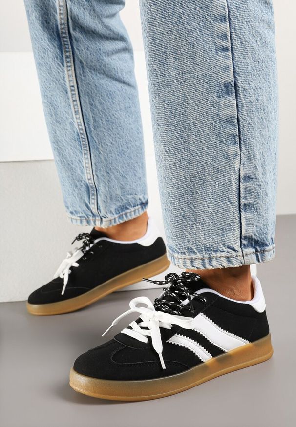 Renee - Czarno-Białe Sneakersy w Stylu Klasycznych Tenisówek z Ekozamszu Lorlevia. Okazja: na co dzień. Kolor: czarny. Materiał: jeans. Wzór: aplikacja