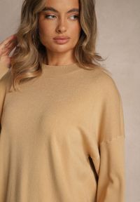 Renee - Beżowy Nietoperzowy Sweter w Minimalistycznym Stylu Raliava. Okazja: na co dzień. Kolor: beżowy. Materiał: skóra, jeans. Styl: casual, elegancki #4