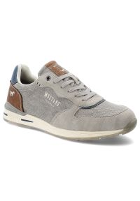 Szare Sneakersy Mustang Modne Obuwie Męskie. Okazja: na spacer, na co dzień. Zapięcie: sznurówki. Kolor: szary. Materiał: materiał, skóra ekologiczna, jeans. Styl: street, elegancki, casual, klasyczny, sportowy #1