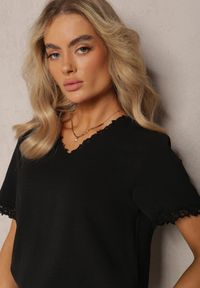 Renee - Czarna Bluzka z Trójkątnym Dekoltem Ozdobiona Siateczką Tirvana. Okazja: na co dzień. Kolor: czarny. Materiał: jeans. Długość rękawa: krótki rękaw. Długość: krótkie. Wzór: aplikacja. Styl: casual