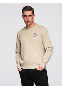 Ombre Clothing - Nierozpinana dresowa bluza męska z naszywką w stylu college – piaskowa V3. Okazja: na uczelnię, na co dzień. Materiał: dresówka. Wzór: aplikacja. Styl: elegancki, casual, sportowy