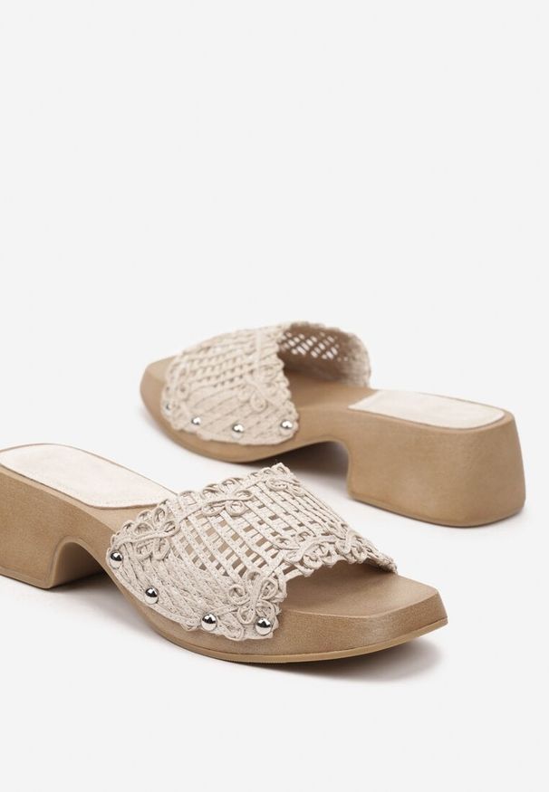 Born2be - Beżowe Klapki z Szydełkowym Paskiem na Niskim Słupku Cilanne. Okazja: na co dzień. Kolor: beżowy. Sezon: lato. Obcas: na słupku. Styl: casual, retro, elegancki