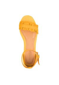 Wittchen - Damskie sandały z zamszu z marszczeniem. Zapięcie: pasek. Kolor: żółty. Materiał: zamsz, skóra. Sezon: lato. Obcas: na koturnie #3