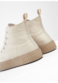 bonprix - Wysokie sneakersy na podeszwie platformie. Kolor: beżowy. Materiał: skóra. Obcas: na platformie