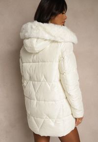 Renee - Biała Pudełkowa Kurtka z Pikowanymi Przeszyciami i Kapturem z Futerkiem Vebina. Typ kołnierza: golf. Kolor: biały. Materiał: futro. Styl: elegancki #4