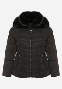 Born2be - Czarna Taliowana Kurtka z Pikowanymi Przeszyciami i Kapturem z Futrem Acindria. Okazja: na co dzień. Kolekcja: plus size. Kolor: czarny. Materiał: futro. Styl: casual