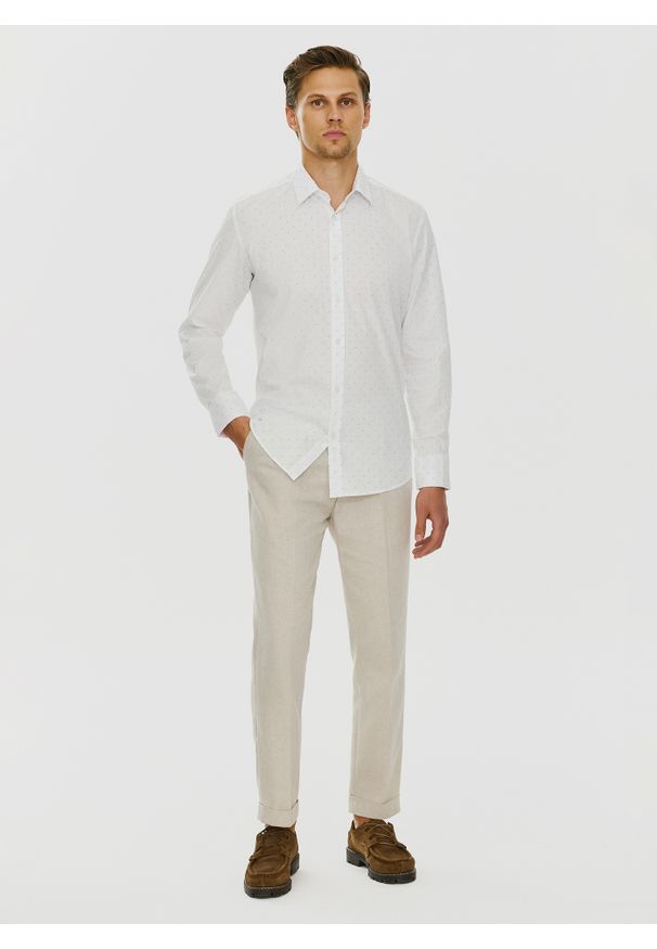 PAKO LORENTE – Biała koszula z długimi rękawami w mikrowzór P24SF-1X-023-B-S -Pako Lorente. Okazja: na co dzień. Kolor: biały. Materiał: jeans, elastan. Długość rękawa: długi rękaw. Długość: długie. Styl: casual