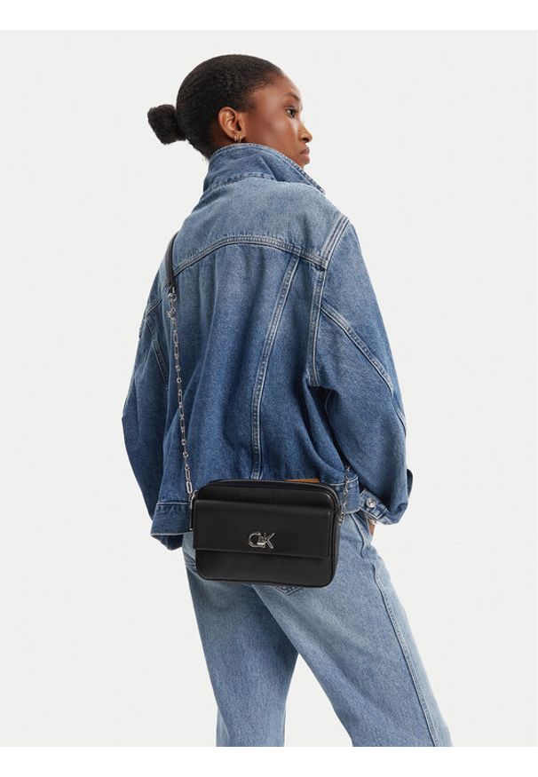 Calvin Klein Torebka Ck Re-Lock Pocket Camera Bag LV04F3102G Czarny. Kolor: czarny. Materiał: skórzane