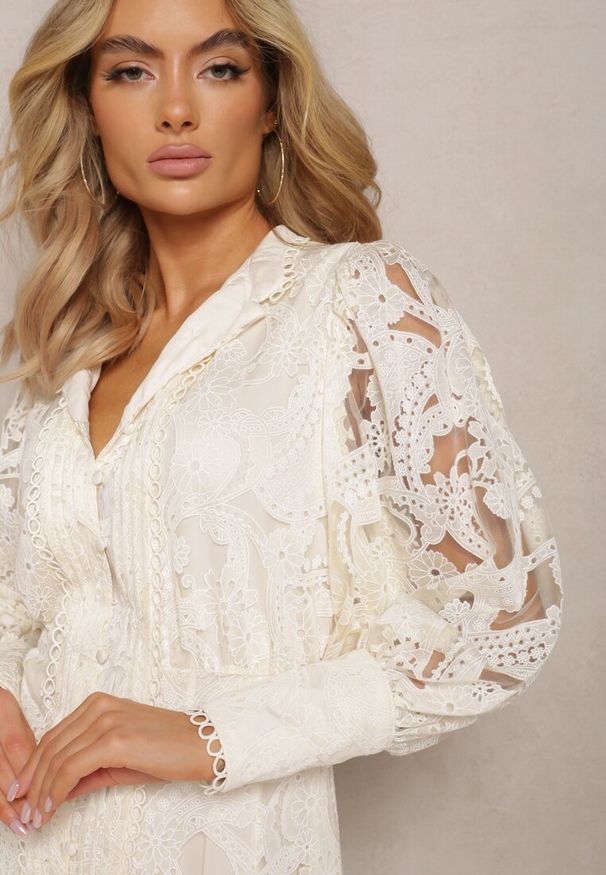 Renee - Beżowa Sukienka Koronkowa z Falbanką Hermamna. Typ kołnierza: kołnierzyk stójkowy. Kolor: beżowy. Materiał: koronka. Długość rękawa: długi rękaw. Wzór: ażurowy. Styl: vintage, retro, elegancki. Długość: mini