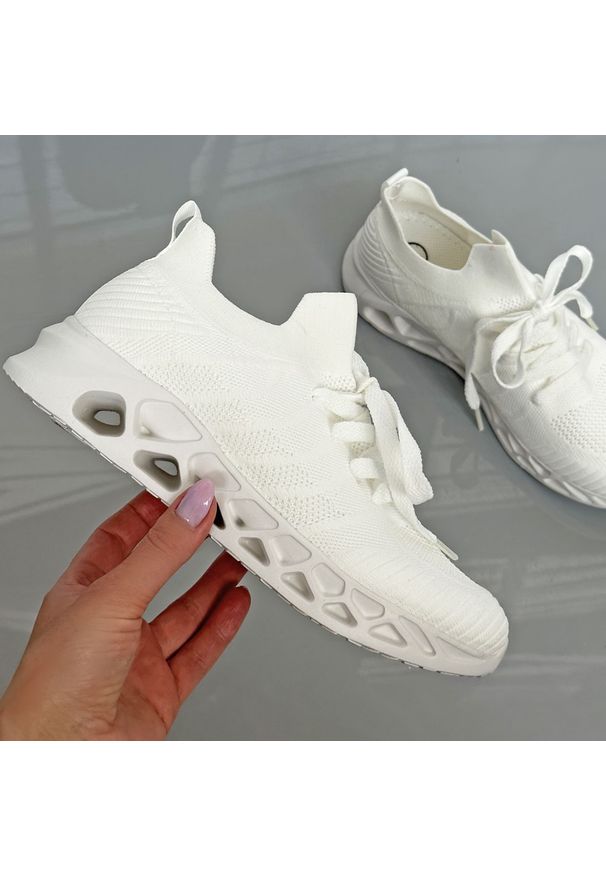 Białe sportowe buty damskie McKeylor 8695. Kolor: biały. Materiał: tkanina. Obcas: na obcasie. Wysokość obcasa: średni