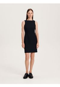 Reserved - Dopasowana sukienka mini - czarny. Kolor: czarny. Materiał: tkanina, wiskoza. Wzór: gładki. Długość: mini #1
