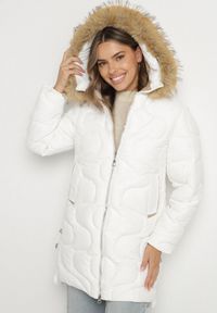 Born2be - Biała Kurtka z Kapturem z Futerkiem Zdobiona Oryginalnym Pikowaniem Oleda. Okazja: na co dzień. Typ kołnierza: kaptur. Kolor: biały. Materiał: futro. Wzór: aplikacja. Styl: casual, klasyczny #1