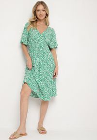 Born2be - Zielona Bawełniana Sukienka o Rozkloszowanym Kroju w Kwiatowy Wzór Aramine. Okazja: na co dzień. Typ kołnierza: dekolt w kształcie V. Kolor: zielony. Wzór: kwiaty. Typ sukienki: proste. Materiał: bawełna. Długość rękawa: krótki rękaw. Sezon: wiosna, lato. Styl: klasyczny, casual, elegancki #3