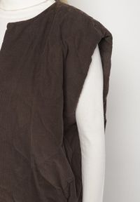 Born2be - Brązowa Niezapinana Kamizelka z Bawełnianego Sztruksu Tilanovia. Okazja: na co dzień. Kolor: brązowy. Materiał: sztruks, bawełna. Styl: elegancki, casual