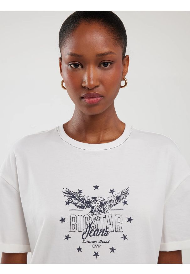 Big-Star - Koszulka damska oversize z nadrukiem biała Serta 100. Okazja: na co dzień. Kolor: biały. Materiał: dzianina, jeans. Wzór: nadruk. Styl: retro, casual