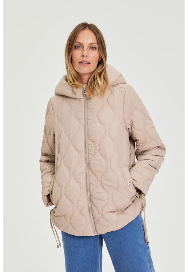 MOODO - Pikowana kurtka z kapturem beżowa. Typ kołnierza: kaptur. Kolor: beżowy. Materiał: poliamid