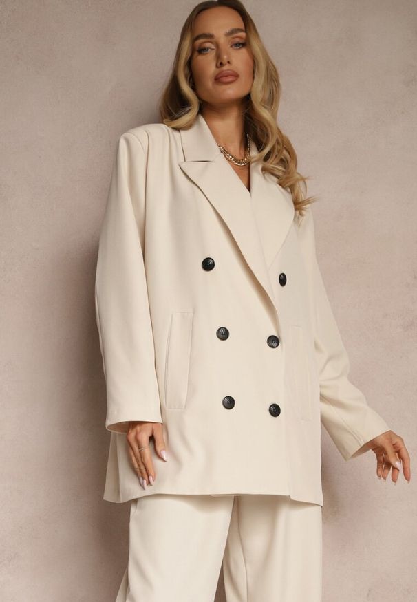 Renee - Jasnobeżowa Marynarka Dwurzędowa o Przedłużonym Fasonie Pilinne. Okazja: na co dzień, do pracy, na spotkanie biznesowe. Kolor: beżowy. Materiał: jeans. Styl: casual, elegancki, biznesowy