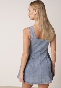 Born2be - Jasnoniebieska Jeansowa Sukienka z Bawełny o Rozkloszowanym Kroju z Guzikami Nikesilea. Typ kołnierza: dekolt gorset. Kolor: niebieski. Materiał: bawełna, jeans. Typ sukienki: rozkloszowane, gorsetowe. Styl: elegancki, klasyczny #8