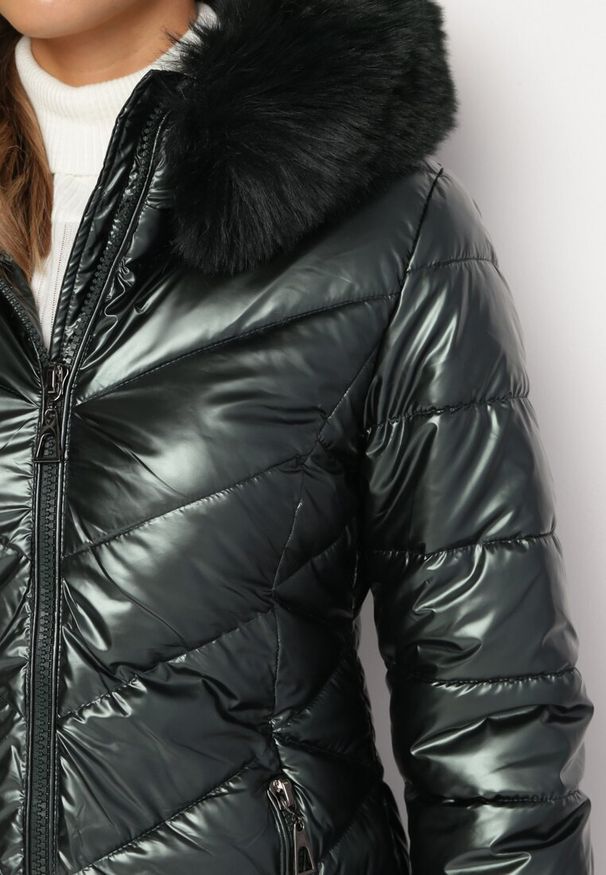 Born2be - Ciemnozielona Metaliczna Kurtka Pikowana z Kapturem Eclaris. Okazja: na co dzień. Typ kołnierza: kaptur. Kolor: zielony. Materiał: futro, jeans. Długość rękawa: długi rękaw. Długość: długie. Wzór: aplikacja. Styl: casual, elegancki