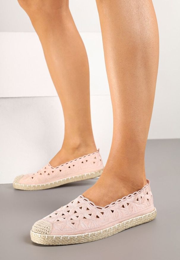 Renee - Różowe Espadryle Vices z Ażurową Cholewką i Plecionym Sznurkiem Arivoni. Okazja: na co dzień. Kolor: różowy. Szerokość cholewki: normalna. Wzór: ażurowy. Styl: elegancki, casual