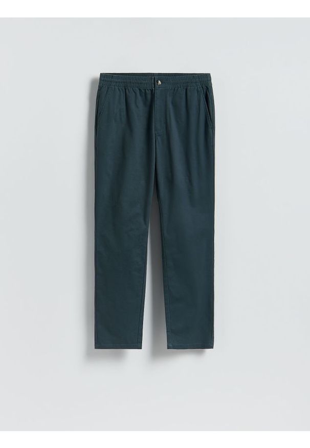 Reserved - Spodnie jogger slim - granatowy. Kolor: niebieski. Materiał: tkanina, bawełna