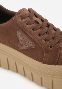 Renee - Jasnobrązowe Sneakersy Vices na Platformie z Ozdobą i Napisem Leawen. Okazja: na co dzień. Kolor: brązowy. Materiał: jeans. Wzór: aplikacja, napisy. Obcas: na platformie #6