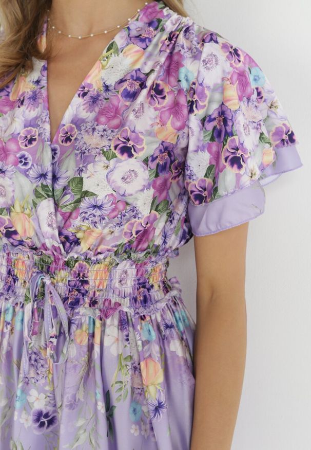 Born2be - Fioletowa Kwiecista Sukienka Mini z Cienkimi Gumkami i Rozkloszowanym Dołem Heddi. Kolor: fioletowy. Typ sukienki: kopertowe. Długość: mini