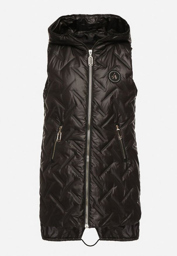 Born2be - Czarna Pikowana Kamizelka z Kapturem i Ozdobną Naszywką Liselilia. Okazja: na co dzień. Typ kołnierza: kaptur. Kolor: czarny. Materiał: jeans. Wzór: aplikacja. Styl: casual, elegancki, sportowy