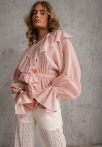 Renee - Różowa Bluzka w Typie Boho Ozdobiona Falbanami Sarlyss. Okazja: na co dzień. Typ kołnierza: dekolt w kształcie V. Kolor: różowy. Materiał: jeans. Długość rękawa: długi rękaw. Długość: długie. Wzór: aplikacja. Styl: boho #1