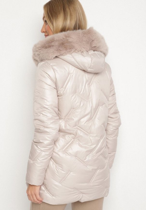 Born2be - Beżowa Kurtka z Oryginalnym Pikowaniem i Kapturem z Futerkiem Nallisa. Okazja: na co dzień, do pracy, na spotkanie biznesowe. Kolor: beżowy. Materiał: futro. Styl: biznesowy, casual