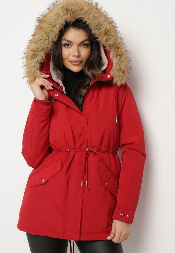 Born2be - Bordowa Zimowa Kurtka Parka z Odpinanym Futerkowym Zdobieniem i Kapturem Sialinnea. Okazja: na co dzień. Kolor: czerwony. Wzór: aplikacja. Sezon: zima. Styl: klasyczny, casual, elegancki