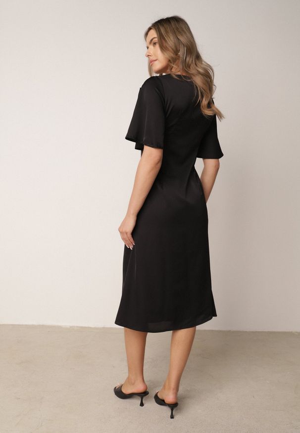 Born2be - Czarna Koktajlowa Sukienka VICES ze Zwiewnymi Rękawami i Kwiatową Aplikacją 3D Talilia. Okazja: na wesele, na ślub cywilny, na imprezę. Kolor: czarny. Wzór: aplikacja, kwiaty. Styl: wizytowy