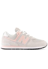 Buty New Balance GC574EVK - beżowe. Okazja: na co dzień. Kolor: beżowy. Materiał: zamsz, materiał, syntetyk, guma. Szerokość cholewki: normalna. Model: New Balance 574