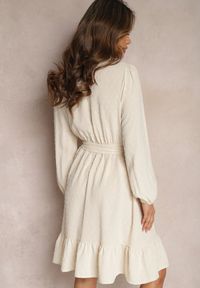 Renee - Jasnobeżowa Mini Sukienka Rozkloszowana z Paskiem Materiałowym z Tkaniny Plumeti Digia. Kolor: beżowy. Materiał: materiał, tkanina. Długość: mini #5