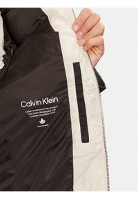 Calvin Klein Kurtka puchowa K10K114384 Beżowy Regular Fit. Kolor: beżowy. Materiał: syntetyk