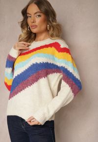 Renee - Jasnobeżowy Sweter Ozdobiony Ukośnymi Paskami Zenstina. Okazja: na co dzień. Kolor: beżowy. Materiał: jeans. Wzór: aplikacja. Styl: casual #5