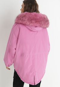 Born2be - Różowa Kurtka Parka Oversize z Futerkiem Mitto. Kolor: różowy. Materiał: futro. Długość rękawa: długi rękaw. Długość: długie. Sezon: zima, jesień. Styl: klasyczny, elegancki #5