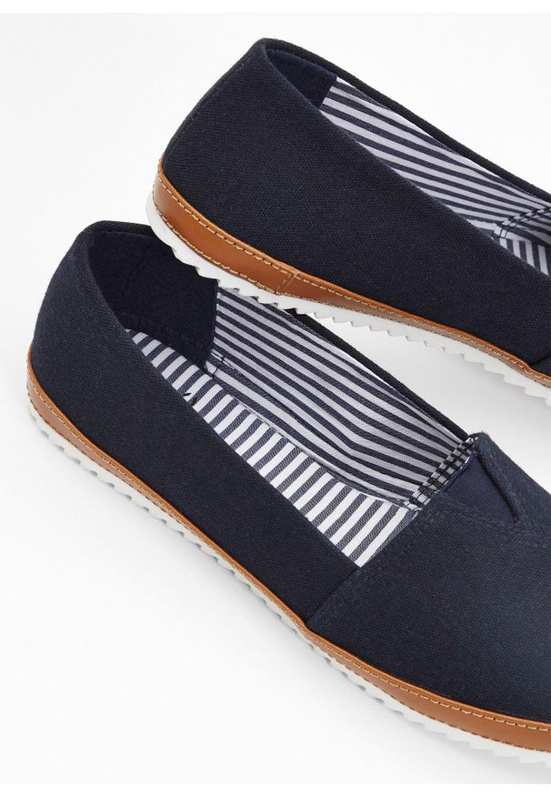 bonprix - Buty wsuwane z bawełnianego płótna. Zapięcie: bez zapięcia. Kolor: niebieski. Materiał: bawełna