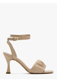 Ryłko - Beżowe sandały na paseczkach MIRELLA. Kolor: beżowy. Materiał: skóra. Obcas: na obcasie. Wysokość obcasa: średni #1