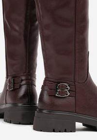 Born2be - Bordowe Kozaki Oficerki na Grubej Podeszwie Zdobione Klamrami przy Kostce Saliseva. Okazja: do pracy, na spotkanie biznesowe. Zapięcie: klamry. Kolor: czerwony. Materiał: jeans. Wzór: aplikacja. Styl: klasyczny, elegancki, biznesowy #7