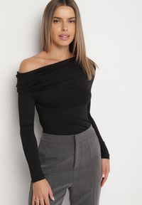 Born2be - Czarna Bluzka Vices o Asymetrycznym Kroju z Długimi Rękawami Kovrra. Okazja: na co dzień. Kolor: czarny. Materiał: jeans. Długość rękawa: długi rękaw. Długość: długie. Styl: casual