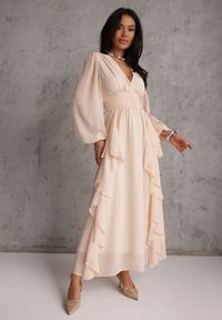 Renee - Beżowa Rustykalna Sukienka Wieczorowa z Falbanami i Marszczeniem w Talii Himereanes. Typ kołnierza: kołnierz z falbankami. Kolor: beżowy. Materiał: tkanina. Wzór: gładki, aplikacja. Typ sukienki: rozkloszowane. Styl: wizytowy #3