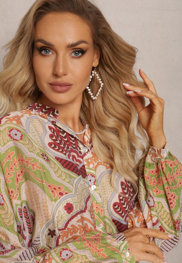 Renee - Beżowo-Zielona Koszula z Wiskozą Zapinana Guzikami w Modny Wzór z Ornamentami Mingula. Kolor: beżowy. Materiał: wiskoza. Styl: klasyczny