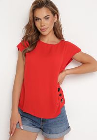 Born2be - Czerwony Koszulka T-shirt Bluzka z Krótkim Rękawem ze Zdobnymi Guzikami Qloella. Kolor: czerwony. Materiał: tkanina. Długość rękawa: krótki rękaw. Długość: krótkie. Sezon: lato #5