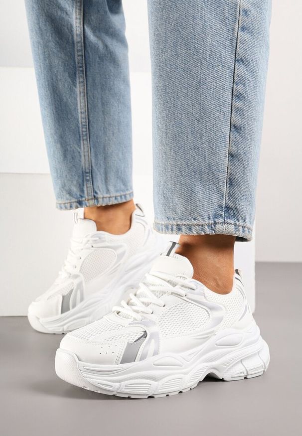 Renee - Białe Sneakersy Vices na Platformie Ozdobione Tłoczeniem Natiselle. Okazja: na co dzień. Kolor: biały. Materiał: jeans. Wzór: aplikacja. Obcas: na platformie