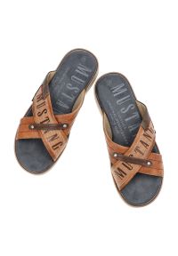 Brązowe Klapki Mustang Stylowe Obuwie Męskie. Kolor: brązowy. Materiał: skóra ekologiczna. Wzór: napisy. Sezon: lato. Styl: elegancki #5