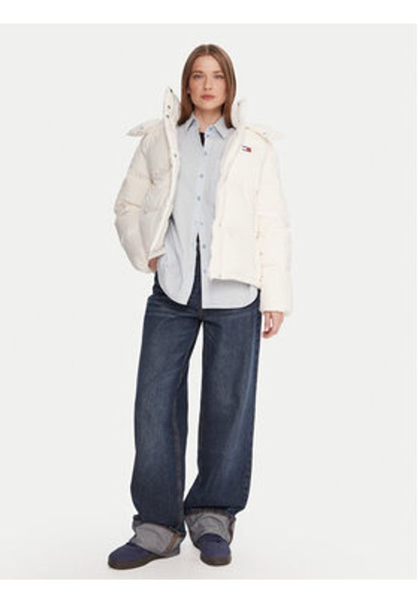 Tommy Jeans Kurtka puchowa Alaska DW0DW21623 Écru Relaxed Fit. Kolor: kremowy. Materiał: syntetyk