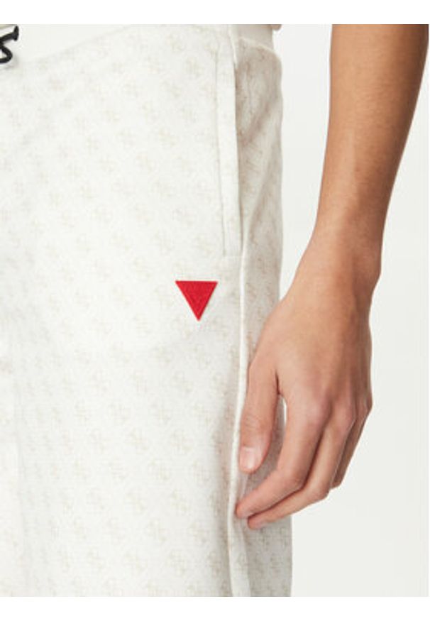 Guess Szorty sportowe Z4YD03 FL04Q Biały Regular Fit. Kolor: biały. Materiał: syntetyk, bawełna. Styl: sportowy