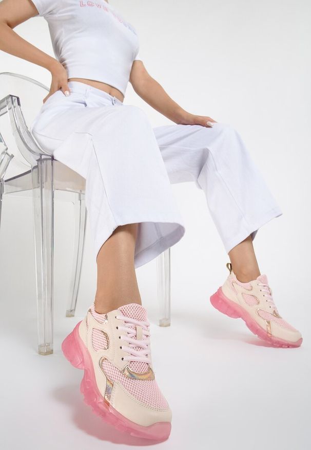 Renee - Różowe Sneakersy Brethyse. Wysokość cholewki: przed kostkę. Kolor: różowy. Materiał: materiał. Szerokość cholewki: normalna. Wzór: aplikacja